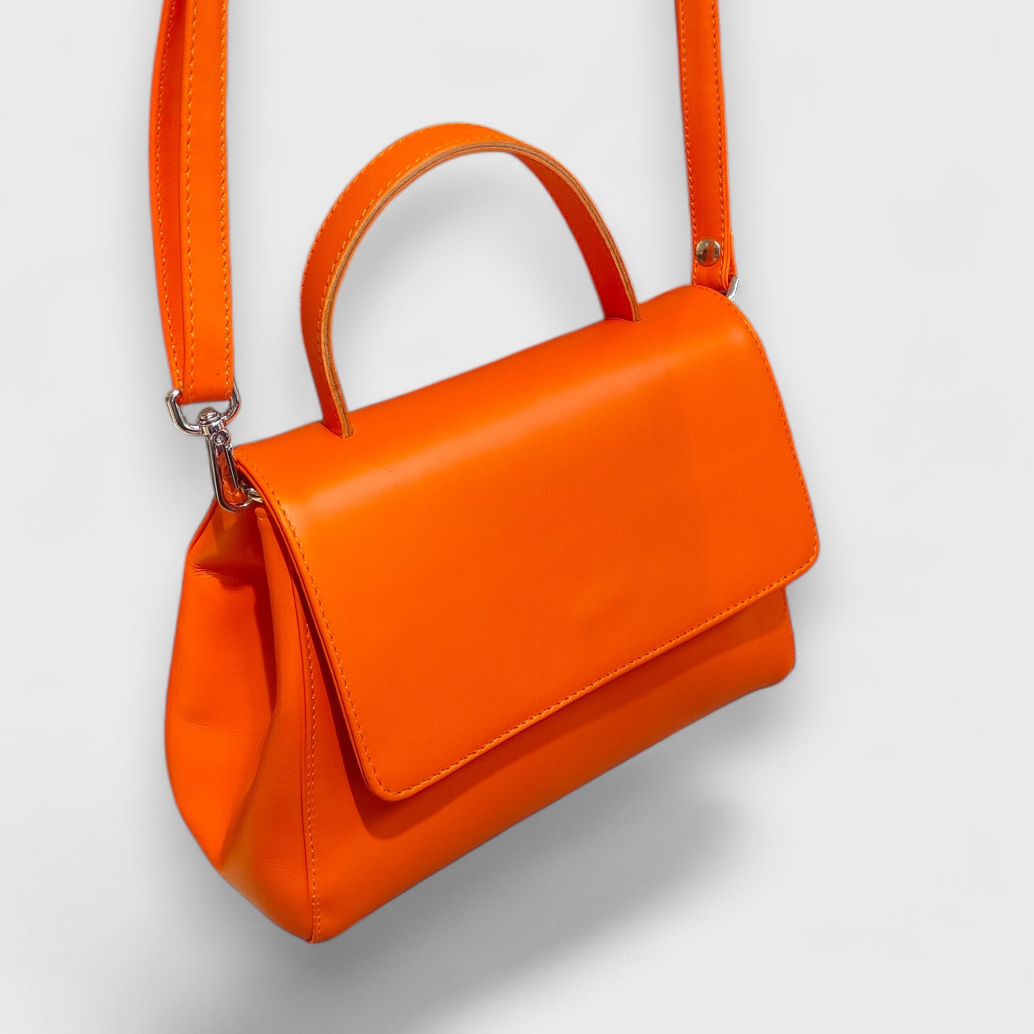 Pelletteria Pelle Nuda Milano, Artigianato Italiano, Vera pelle, Negozio borse donna, Amor arancione