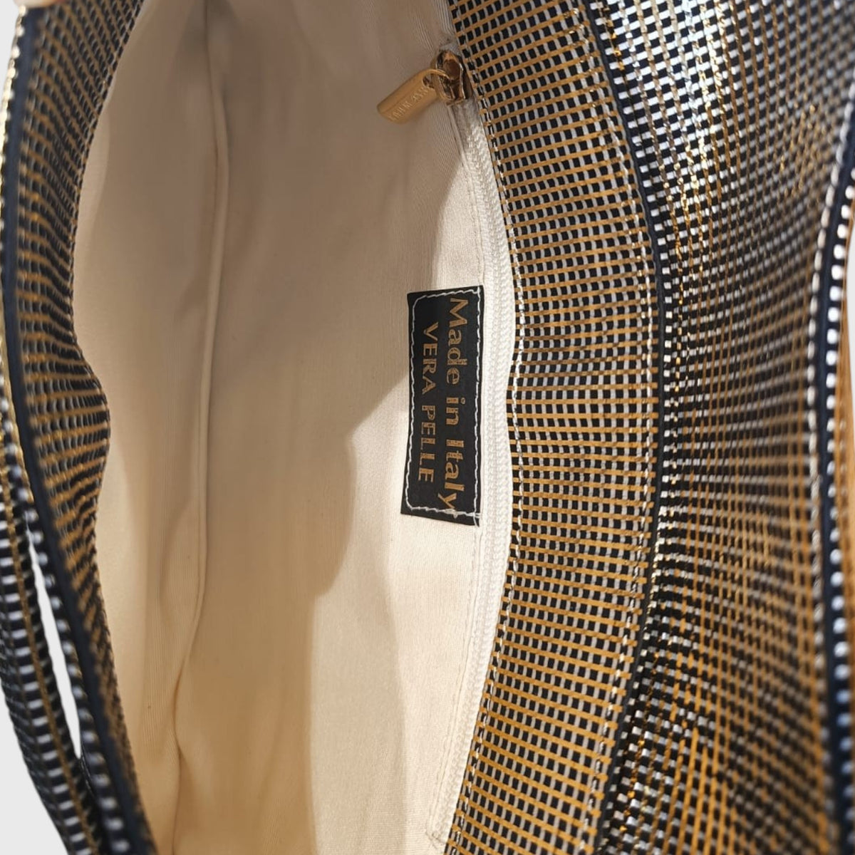 Pelletteria Pelle Nuda Milano, Vera pelle Italiana, Negozio borse donna, Bea oro e nero