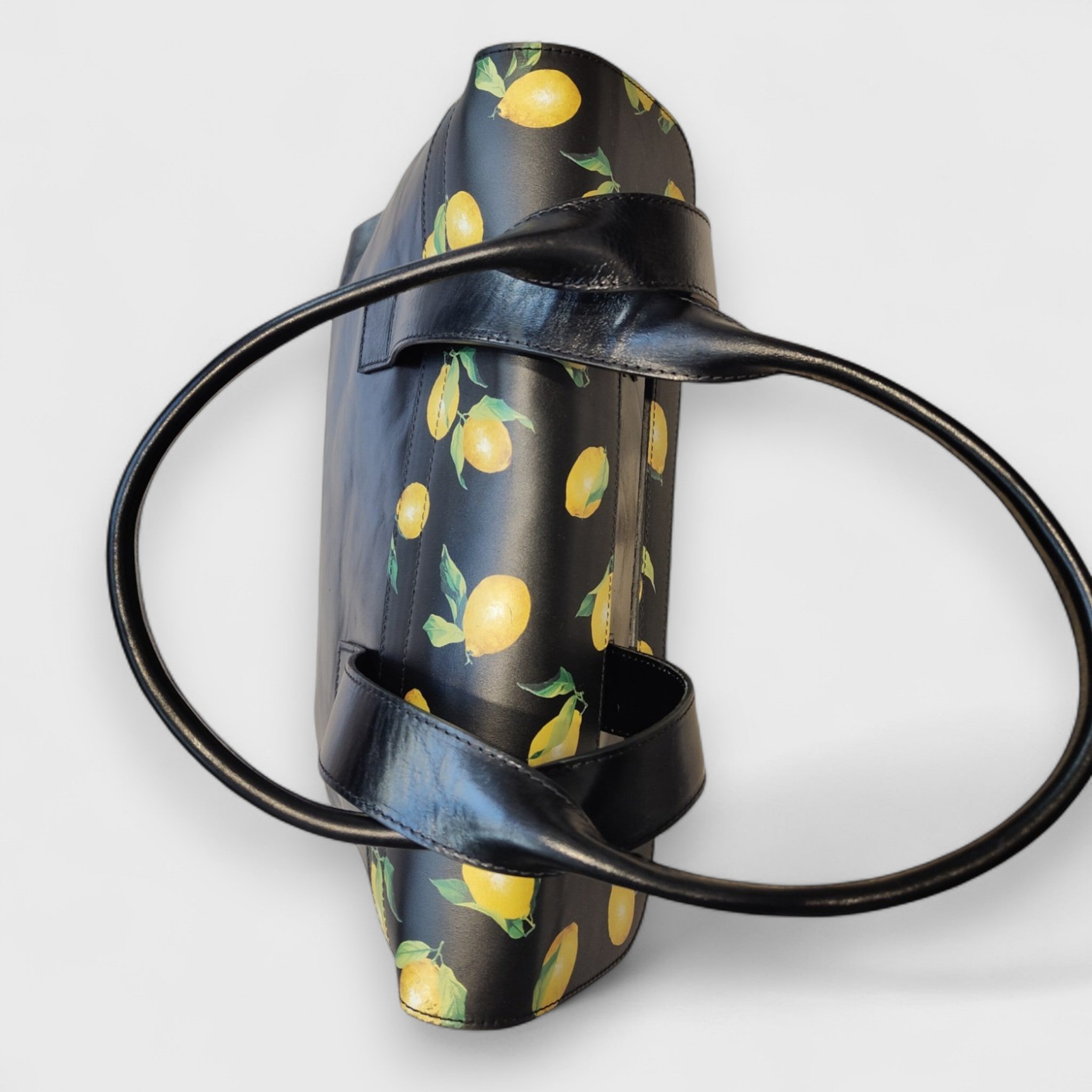 Pelletteria Pelle Nuda Milano, Artigianato Italiano, Vera Pelle, Negozio borse donna, Chiara media nero con limoni