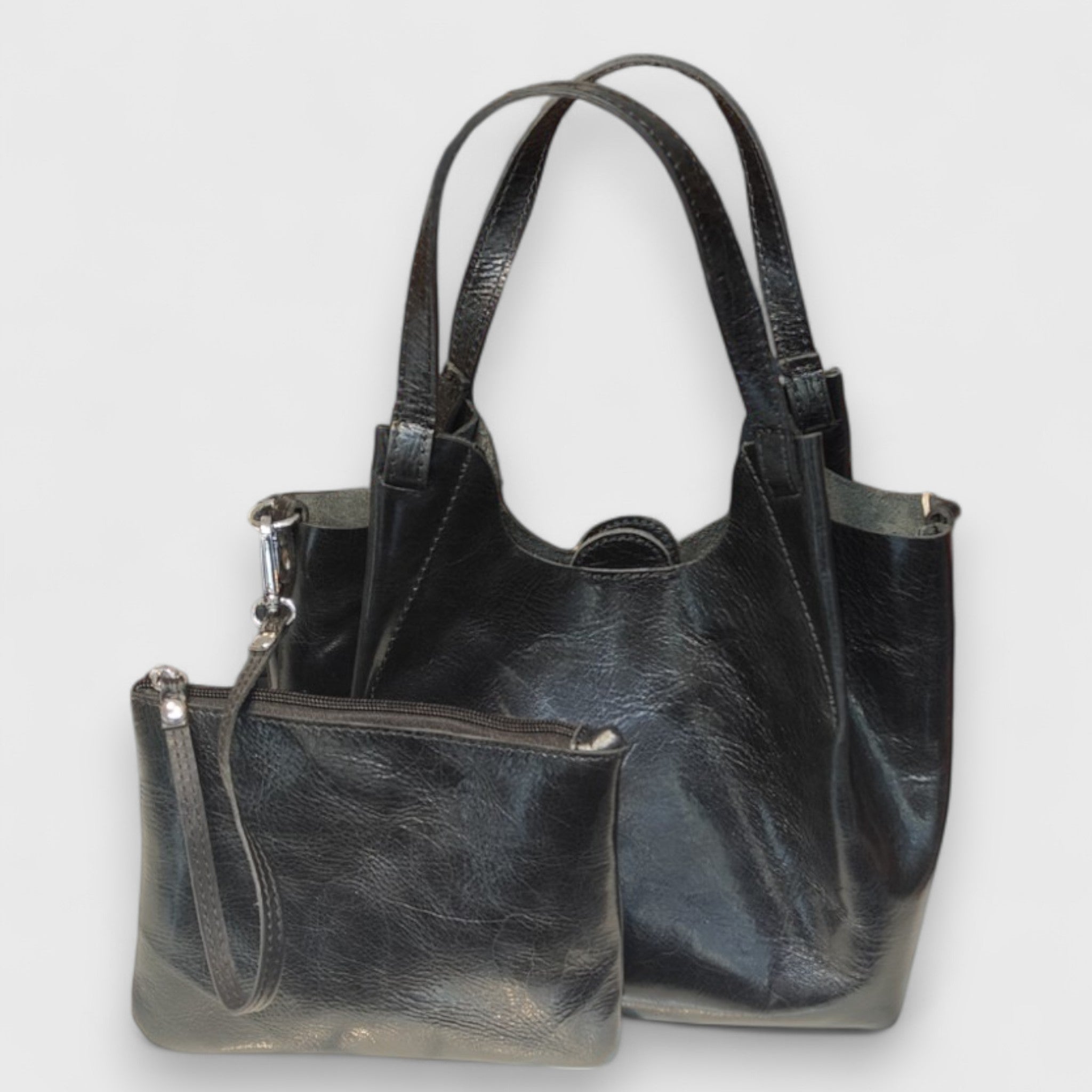 ELISA in pelle nera lucida