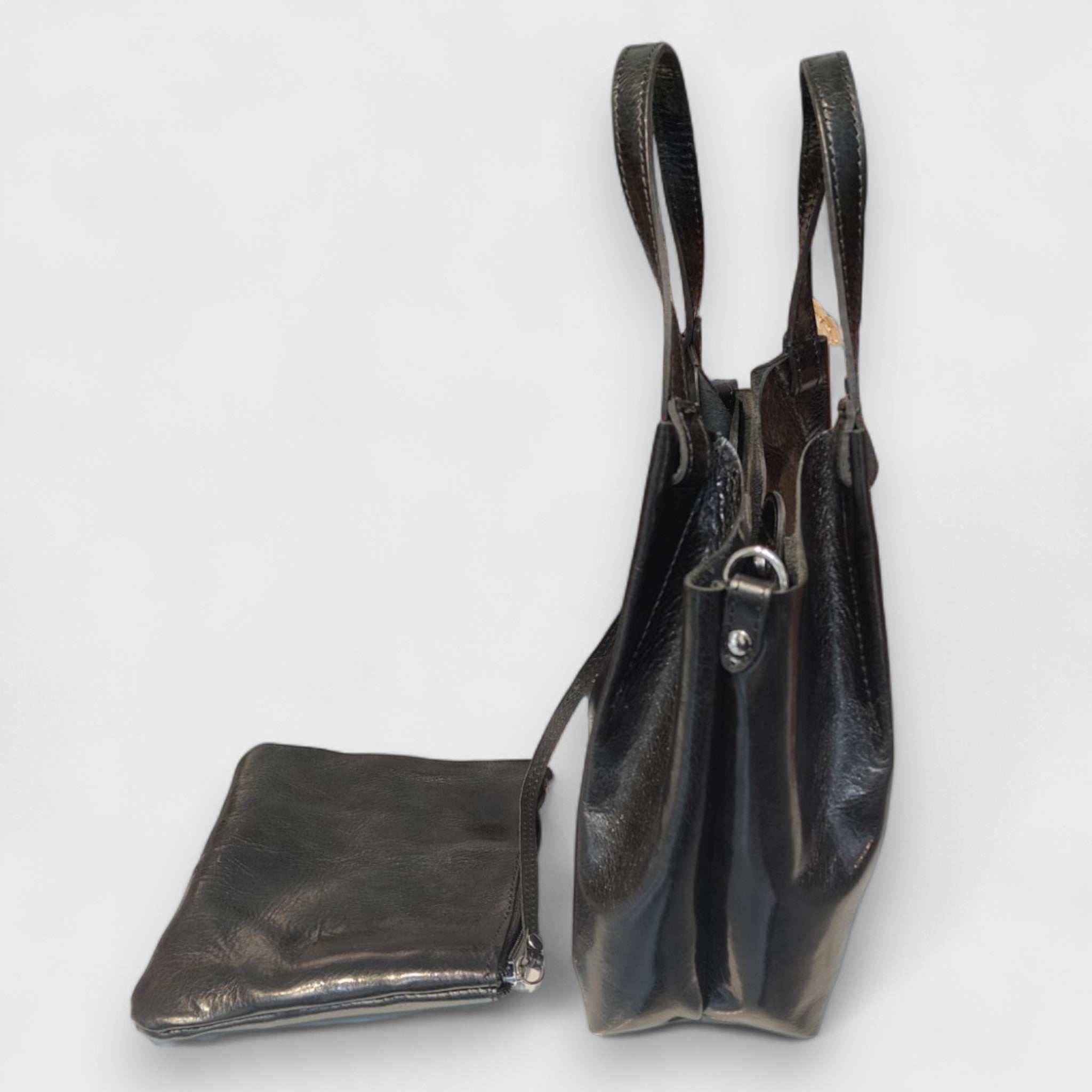 ELISA in pelle nera lucida