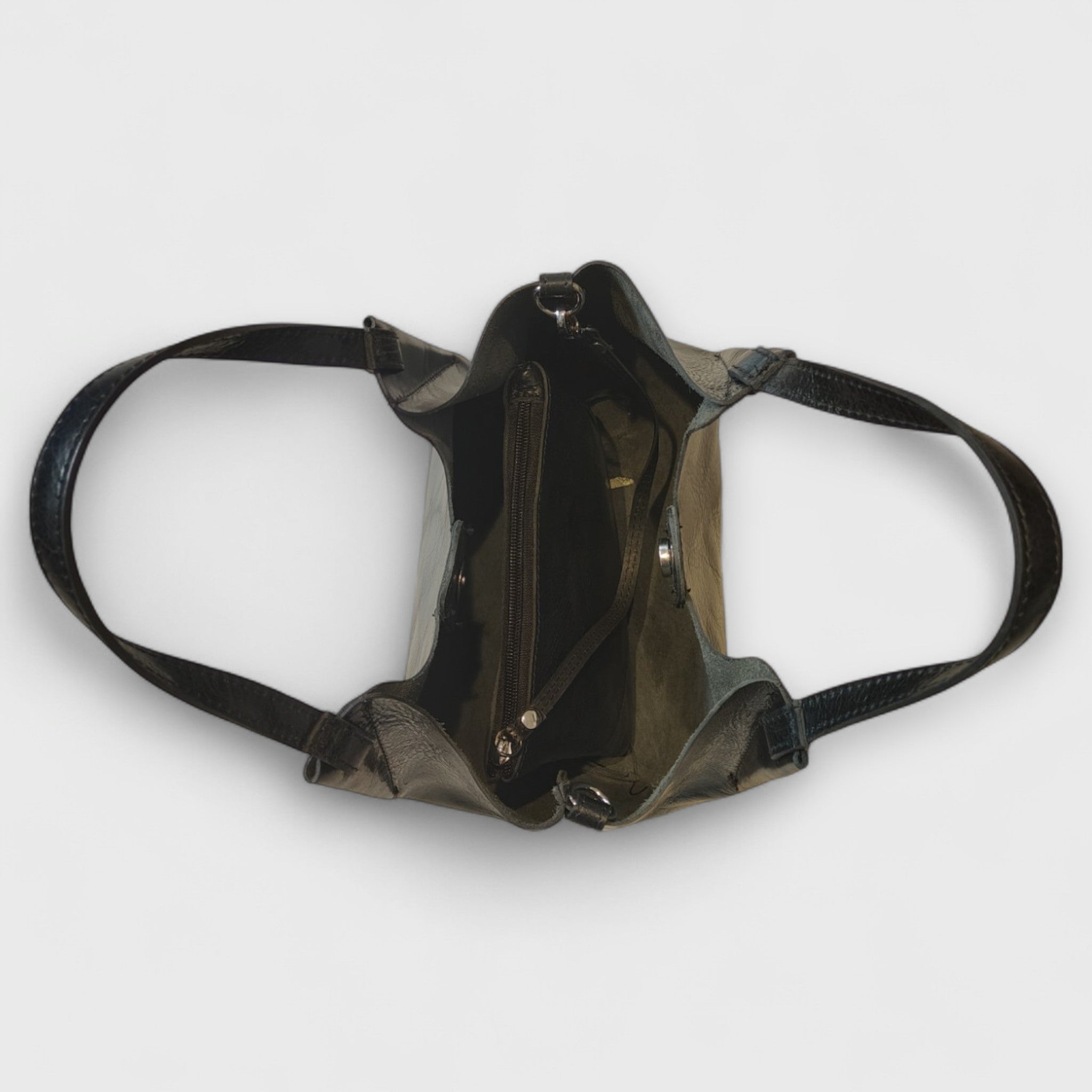 ELISA in pelle nera lucida