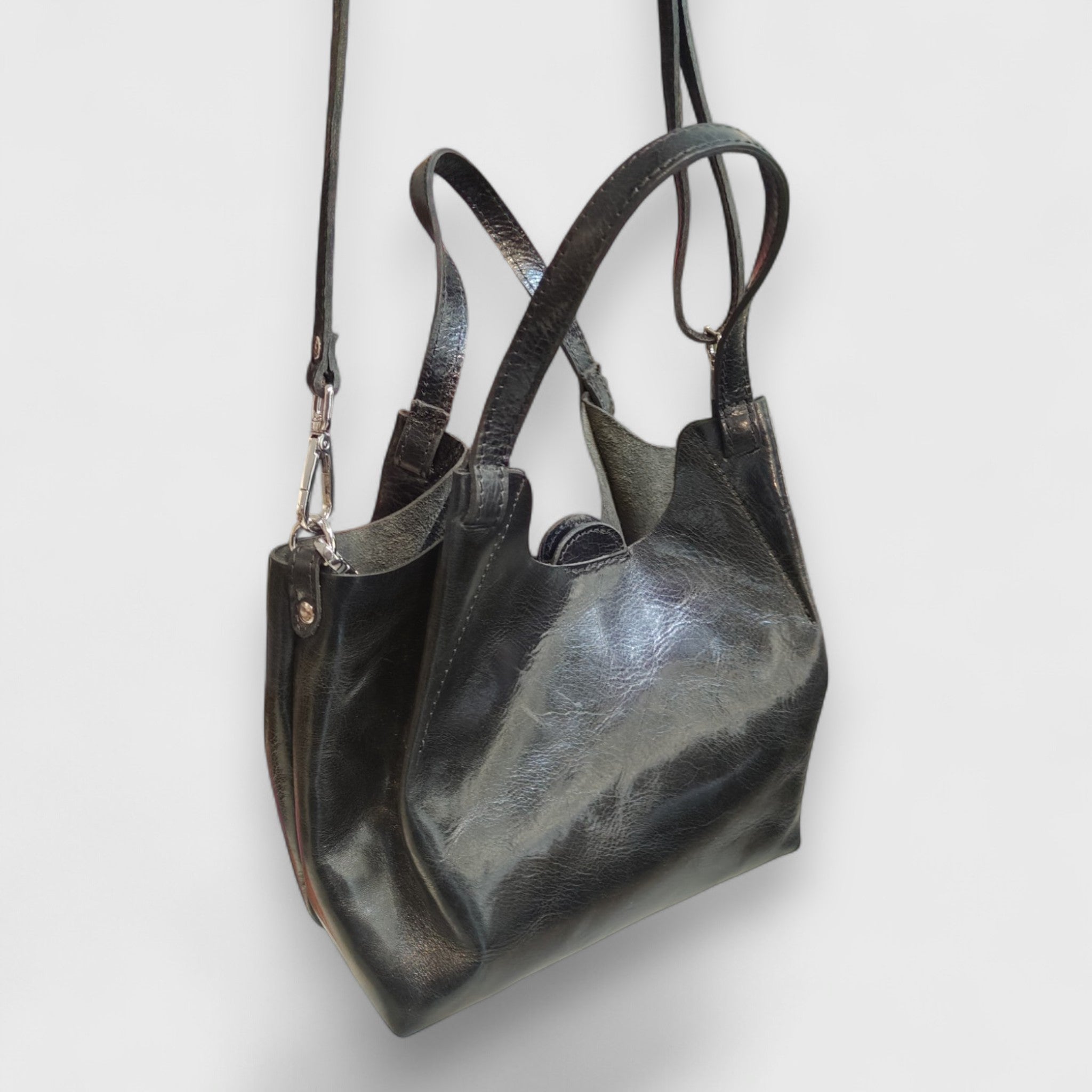 ELISA in pelle nera lucida