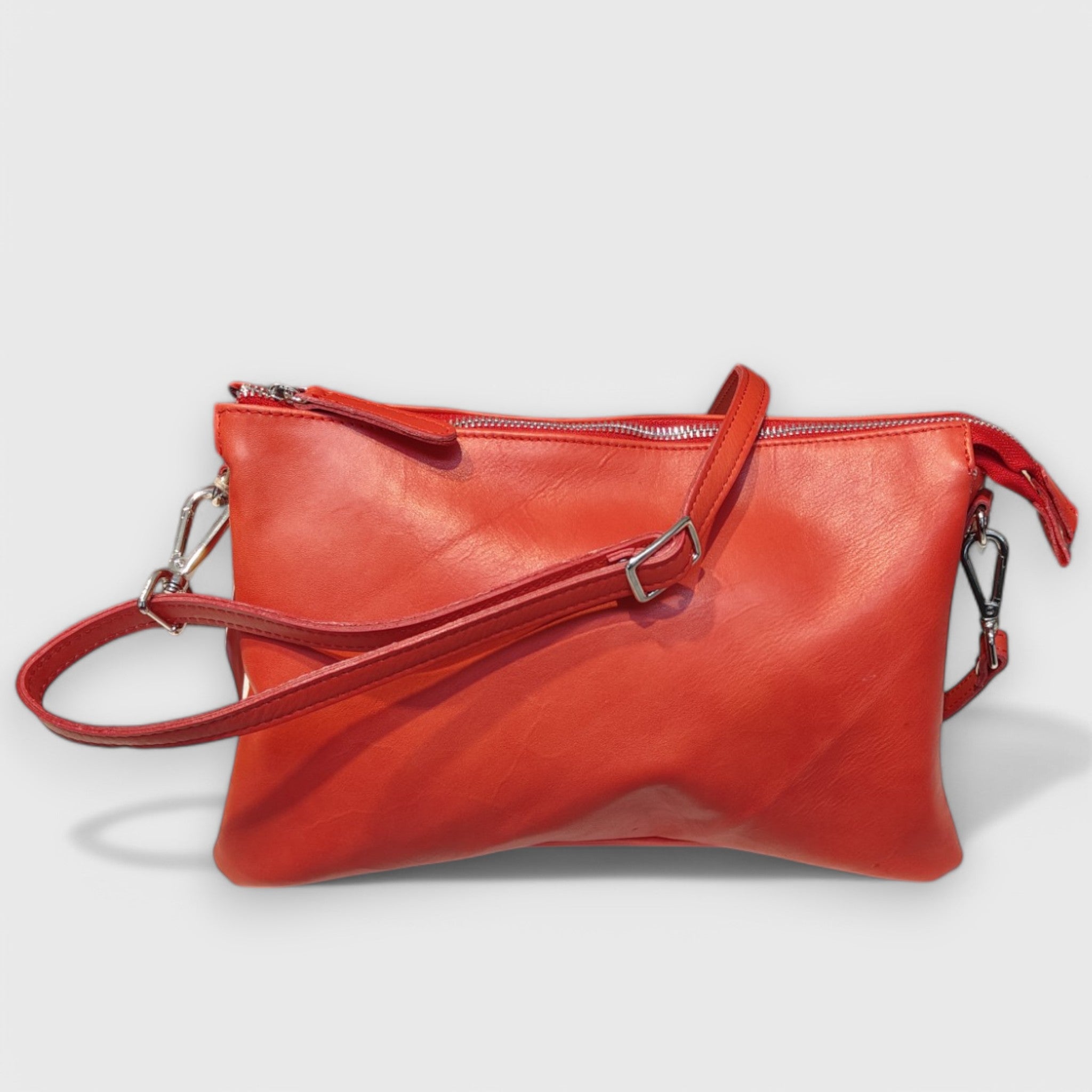 Pelletteria Pelle Nuda Milano, Artigianato Italiano, vera pelle, Negozio borse donna, Federica rosso