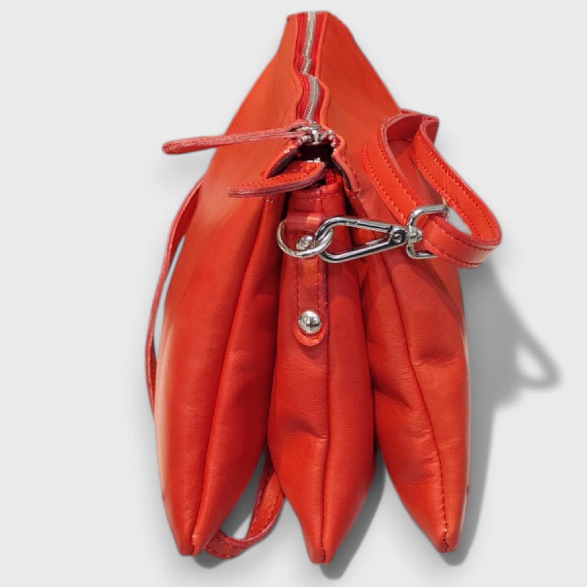 Pelletteria Pelle Nuda Milano, Artigianato Italiano, vera pelle, Negozio borse donna, Federica rosso