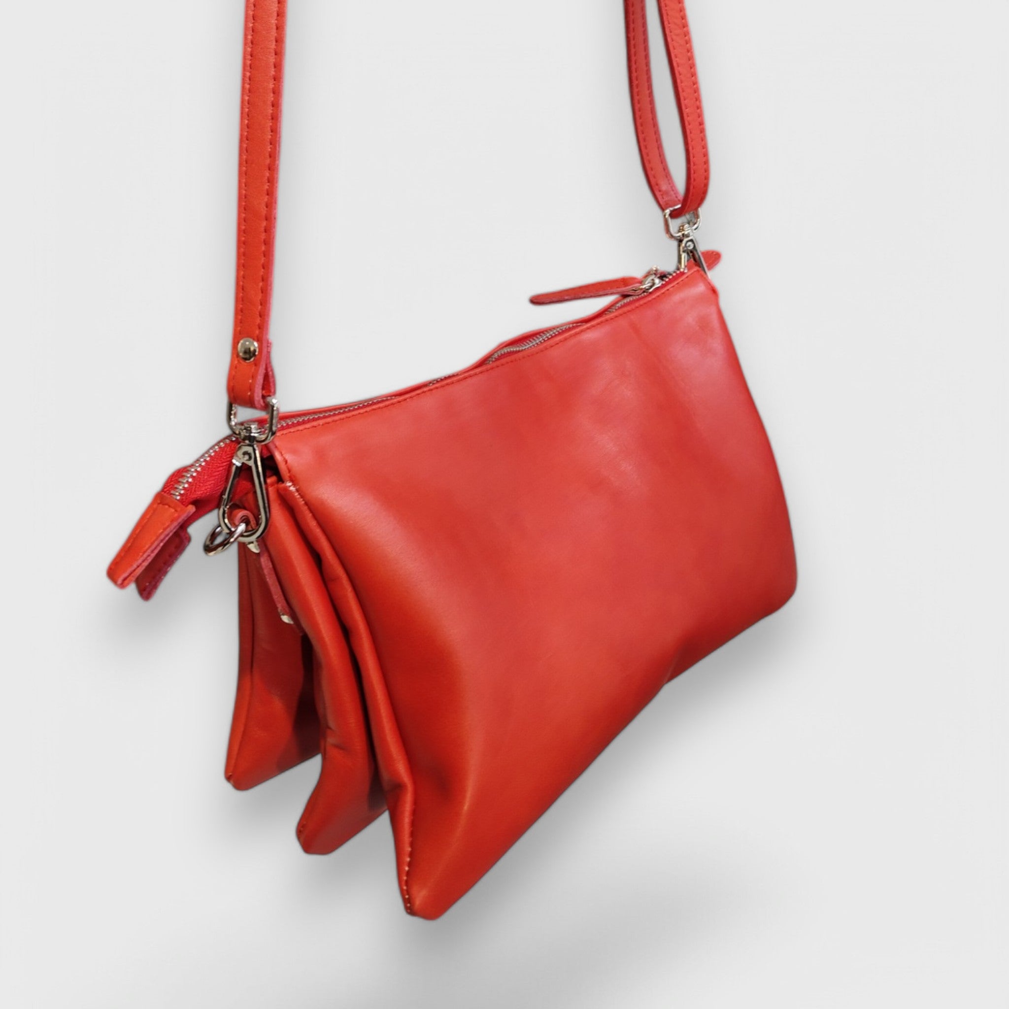 Pelletteria Pelle Nuda Milano, Artigianato Italiano, vera pelle, Negozio borse donna, Federica rosso