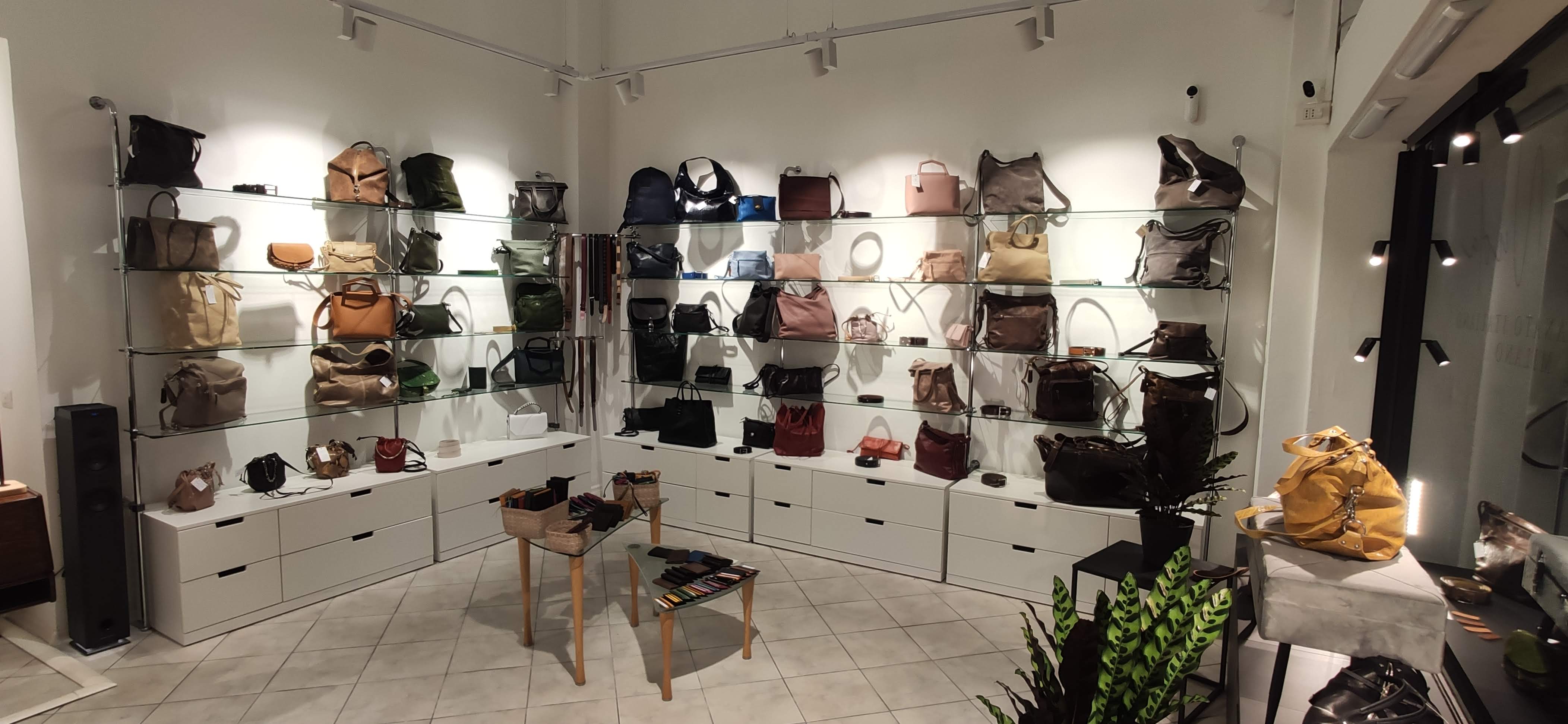 Pelletteria Pelle Nuda Milano, Artigianato Italiano, Vera pelle, Borse Donna, Borse Uomo, zaini, tracolle, Negozio online
