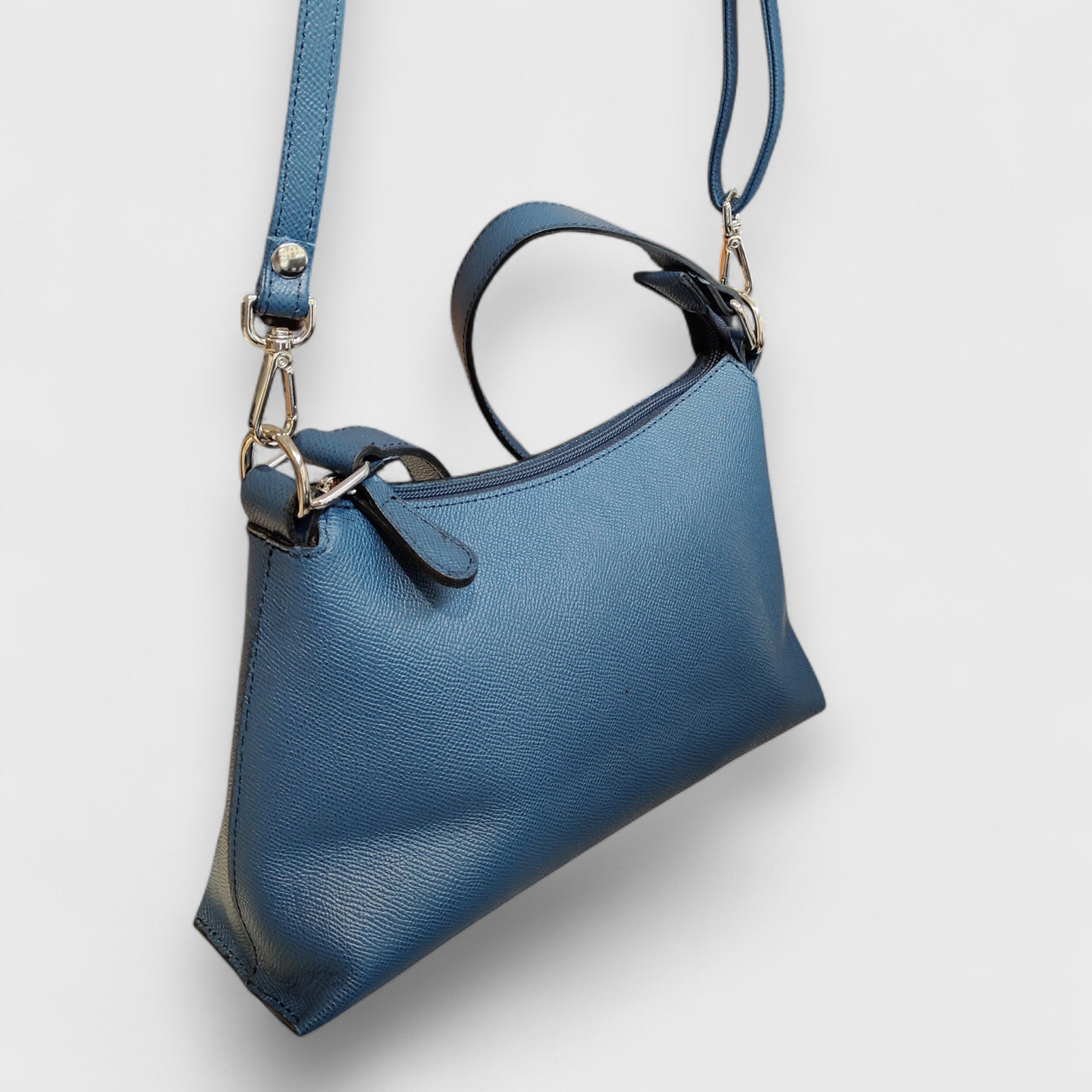 Pelletteria Pelle Nuda Milano, Artigianato Italiano, Vera Pelle, Negozio borse donna, Isotta blu