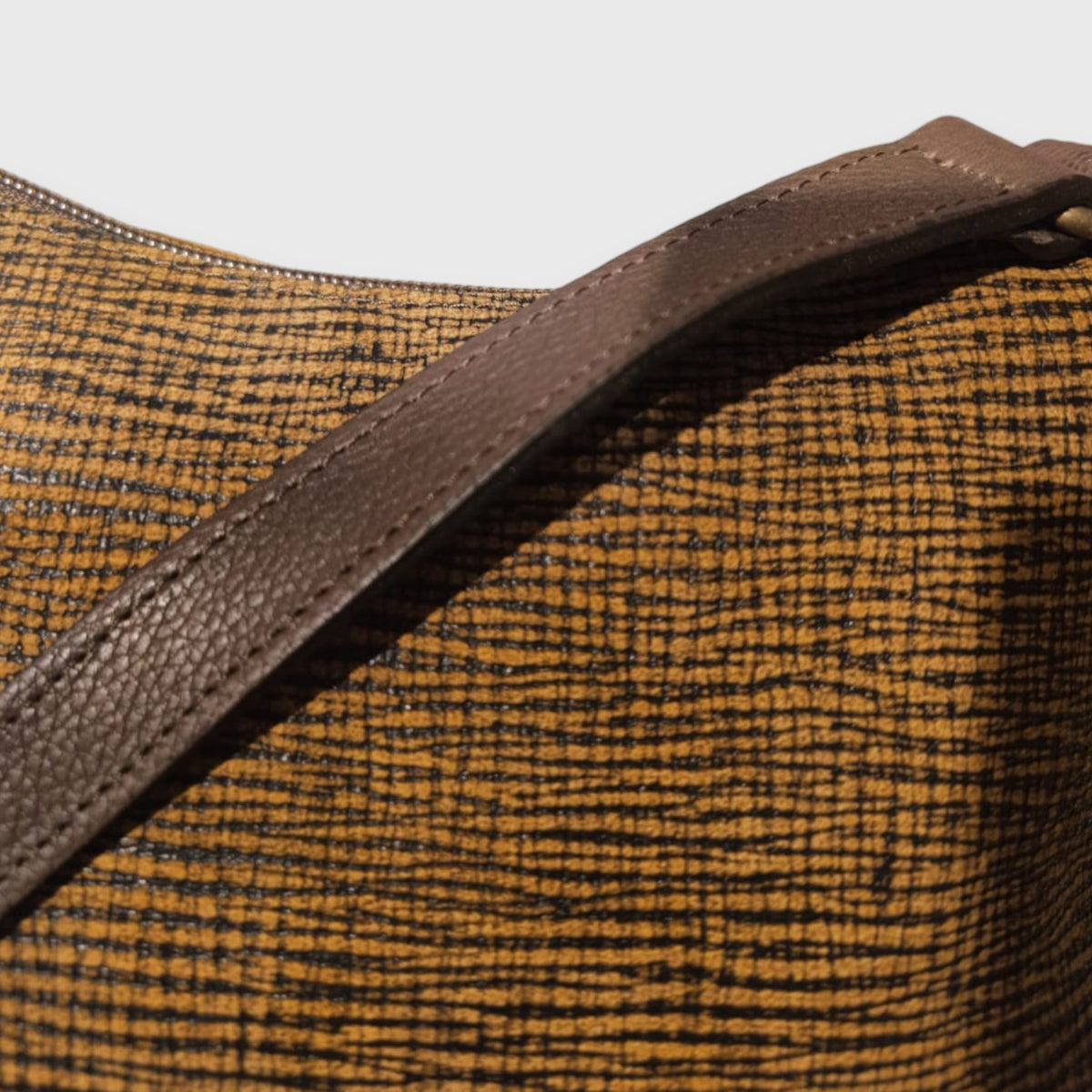Pelletteria Pelle Nuda Milano, Vera pelle Italiana, Negozio borse donna, Isotta nabuk marrone