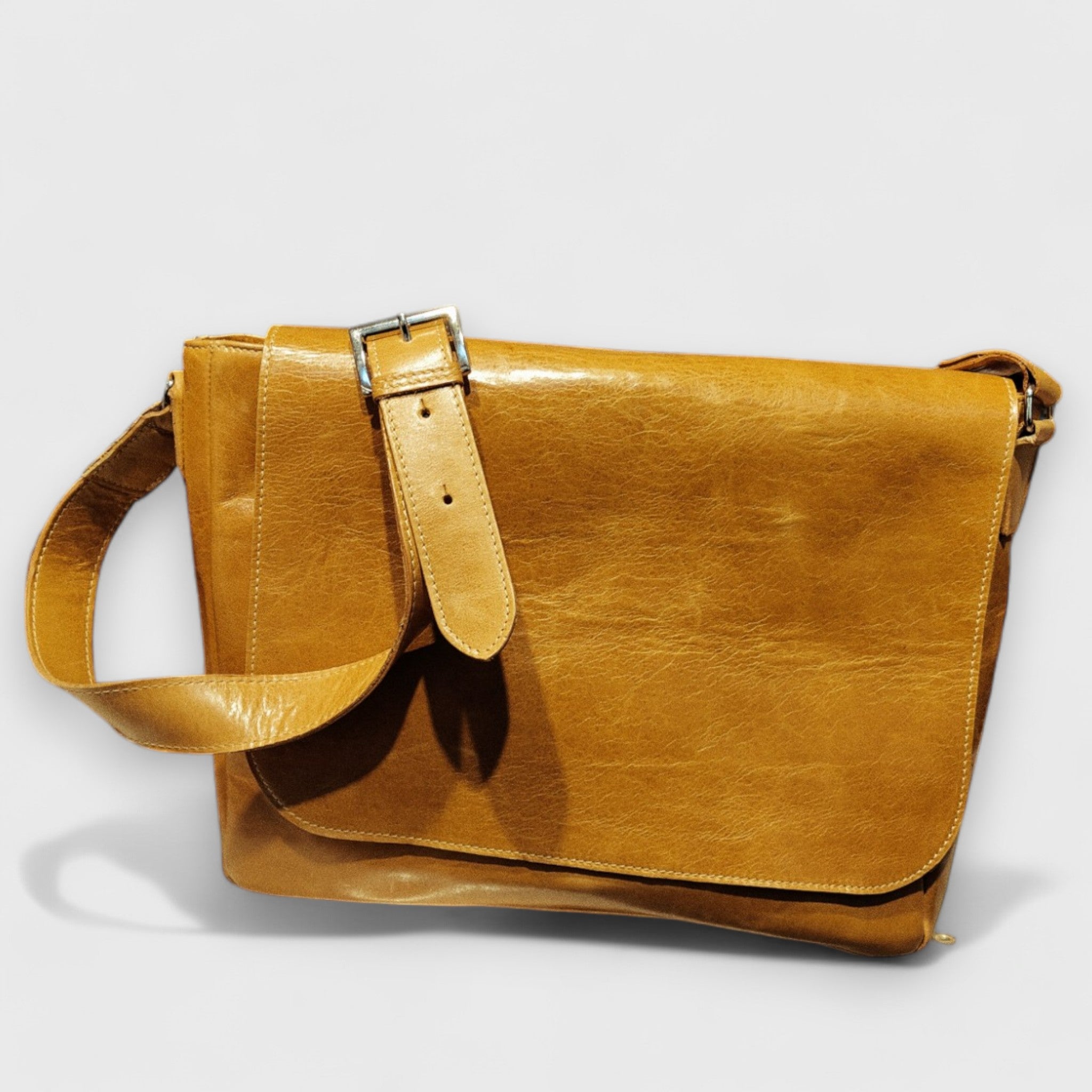 Pelletteria Pelle Nuda Milano, Artigianato Italiano, Vera pelle, Negozio borse donna, Maestro giallo ocra