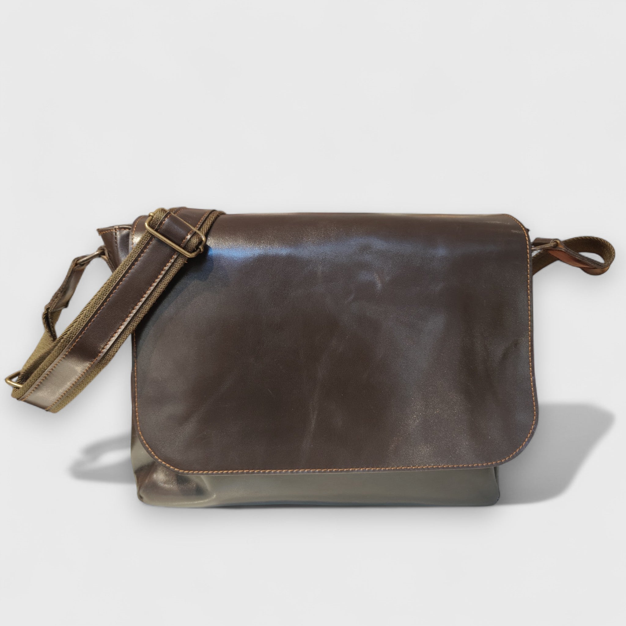 Pelletteria Pelle Nuda Milano, Artigianato Italiano, Vera pelle, Negozio borse uomo donna, Maestro marrone