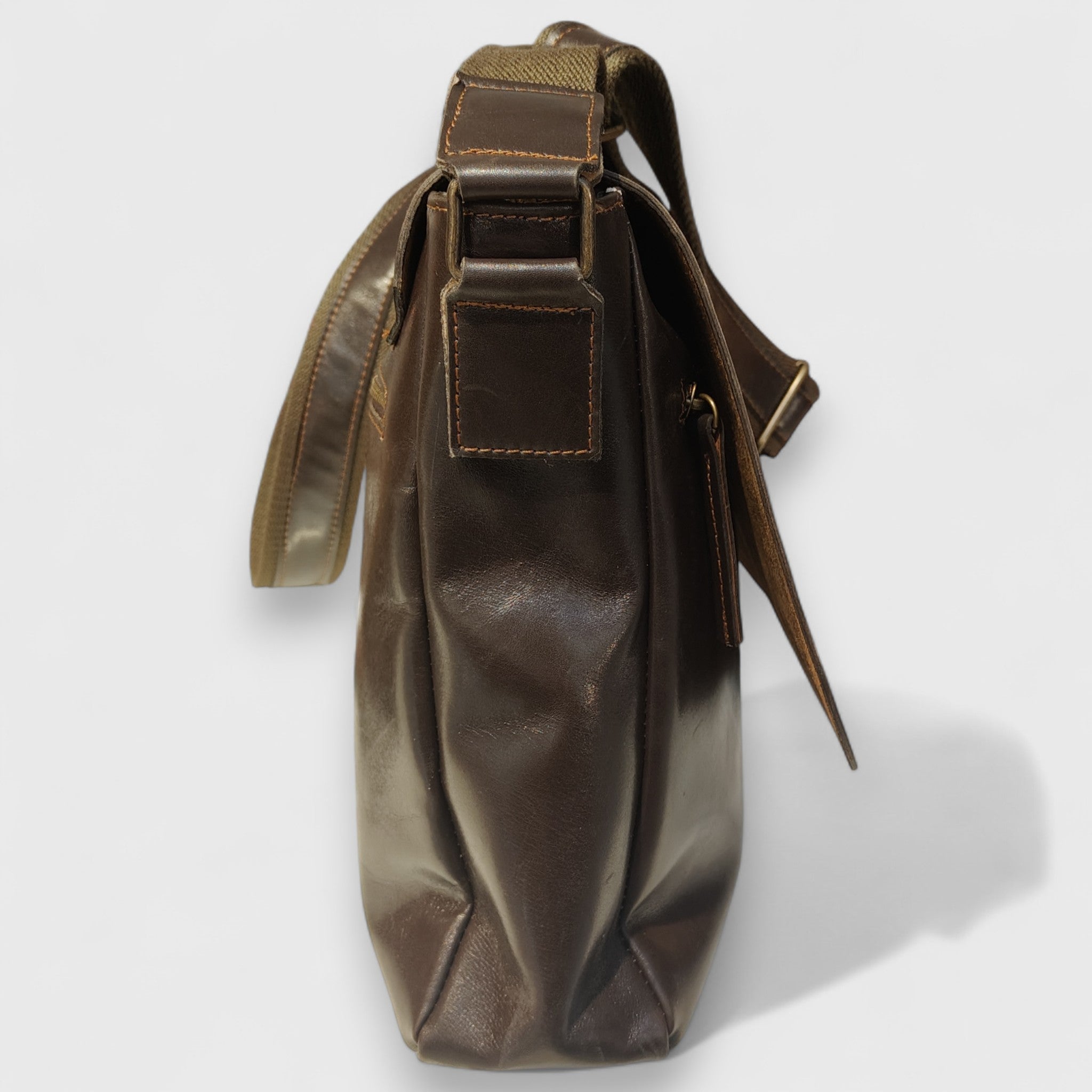 Pelletteria Pelle Nuda Milano, Artigianato Italiano, Vera pelle, Negozio borse uomo donna, Maestro marrone