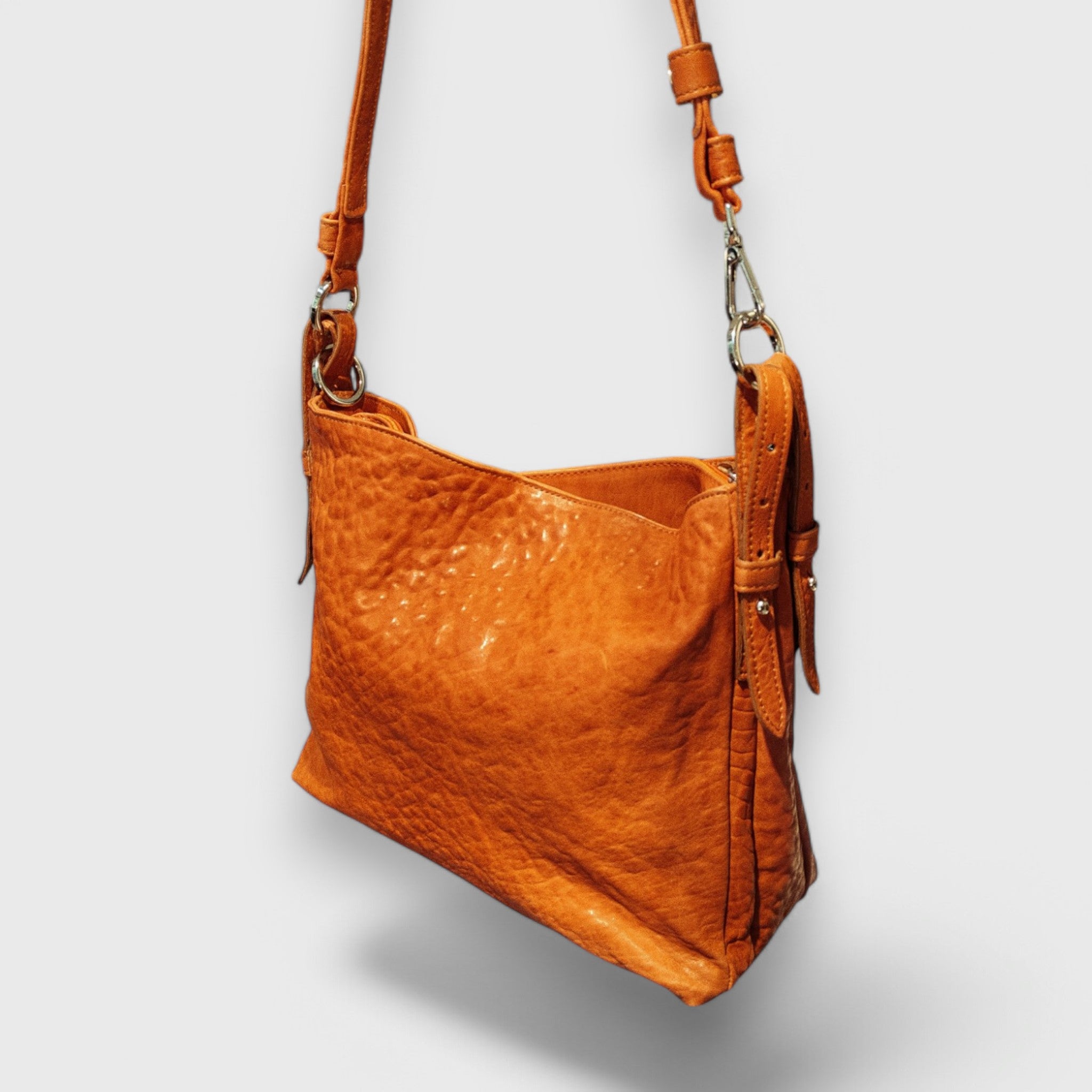 Pelletteria Pelle Nuda Milano, Artigianato italiano, vera pelle, Negozio borse donna, Monica arancione