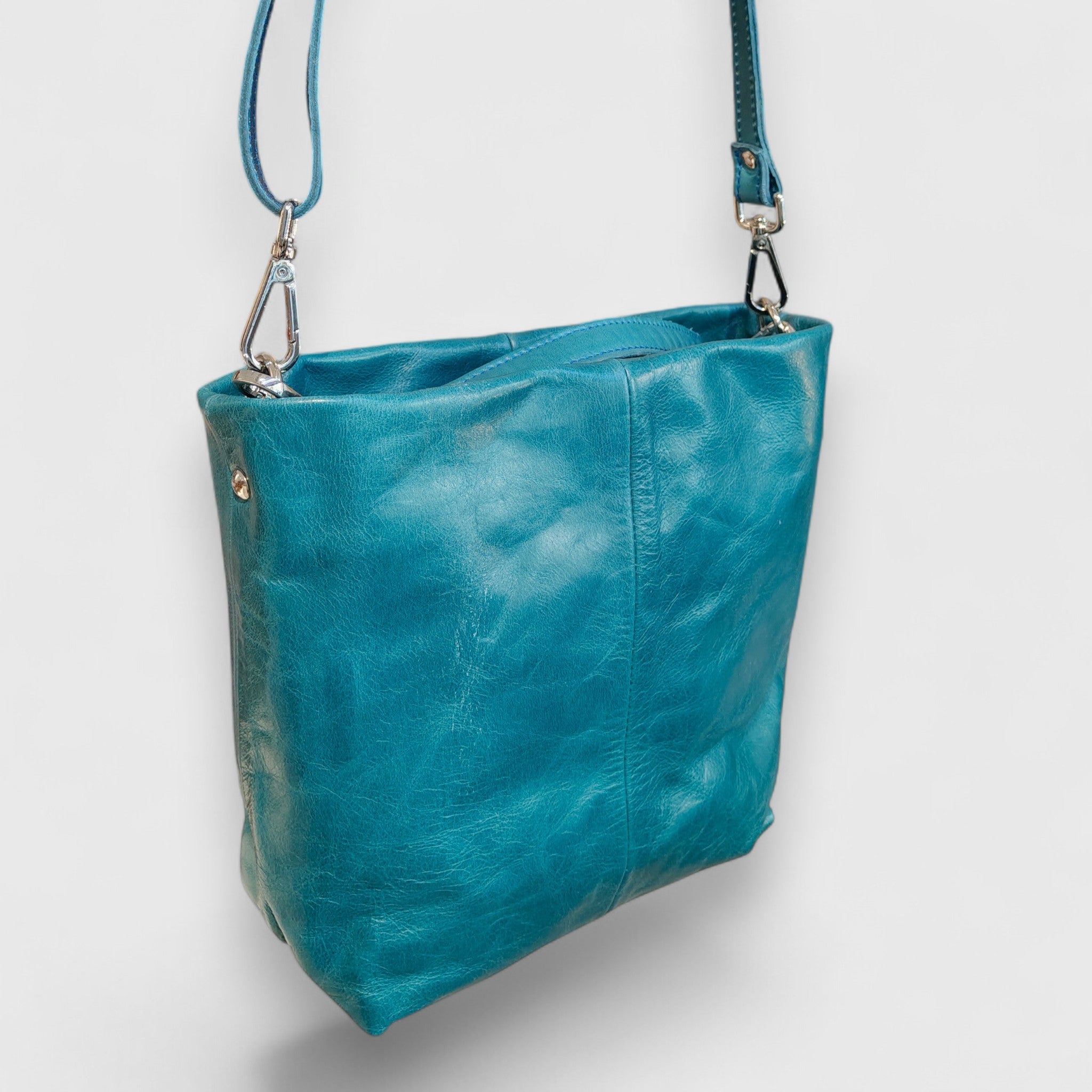 Pelletteria Pelle Nuda Milano, Artigianato Italiano, Vera Pelle, Negozio Borse donna, Sara petrolio