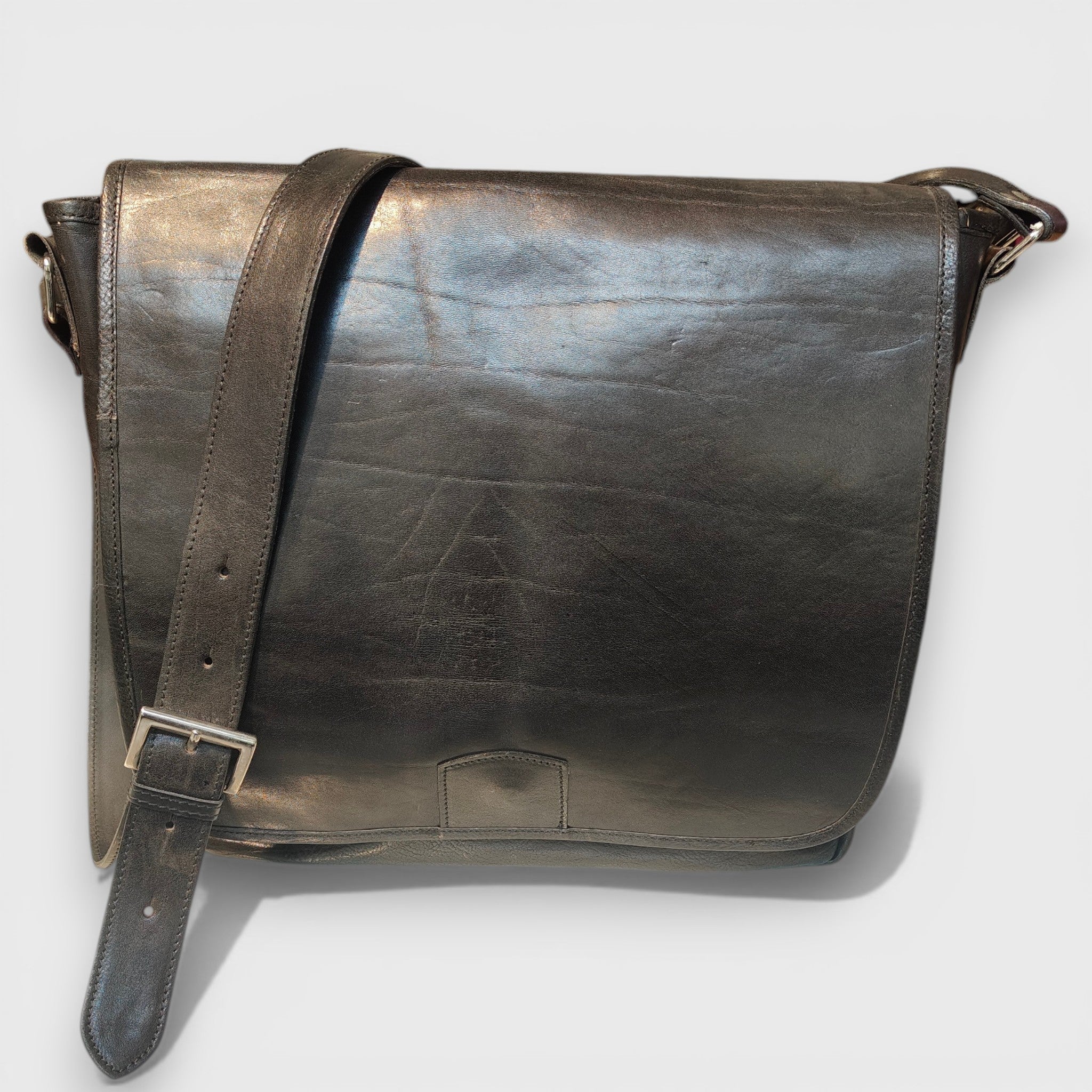 Pelletteria Pelle Nuda Milano, Vera pelle Italiana, Negozio borse, Gigante nero