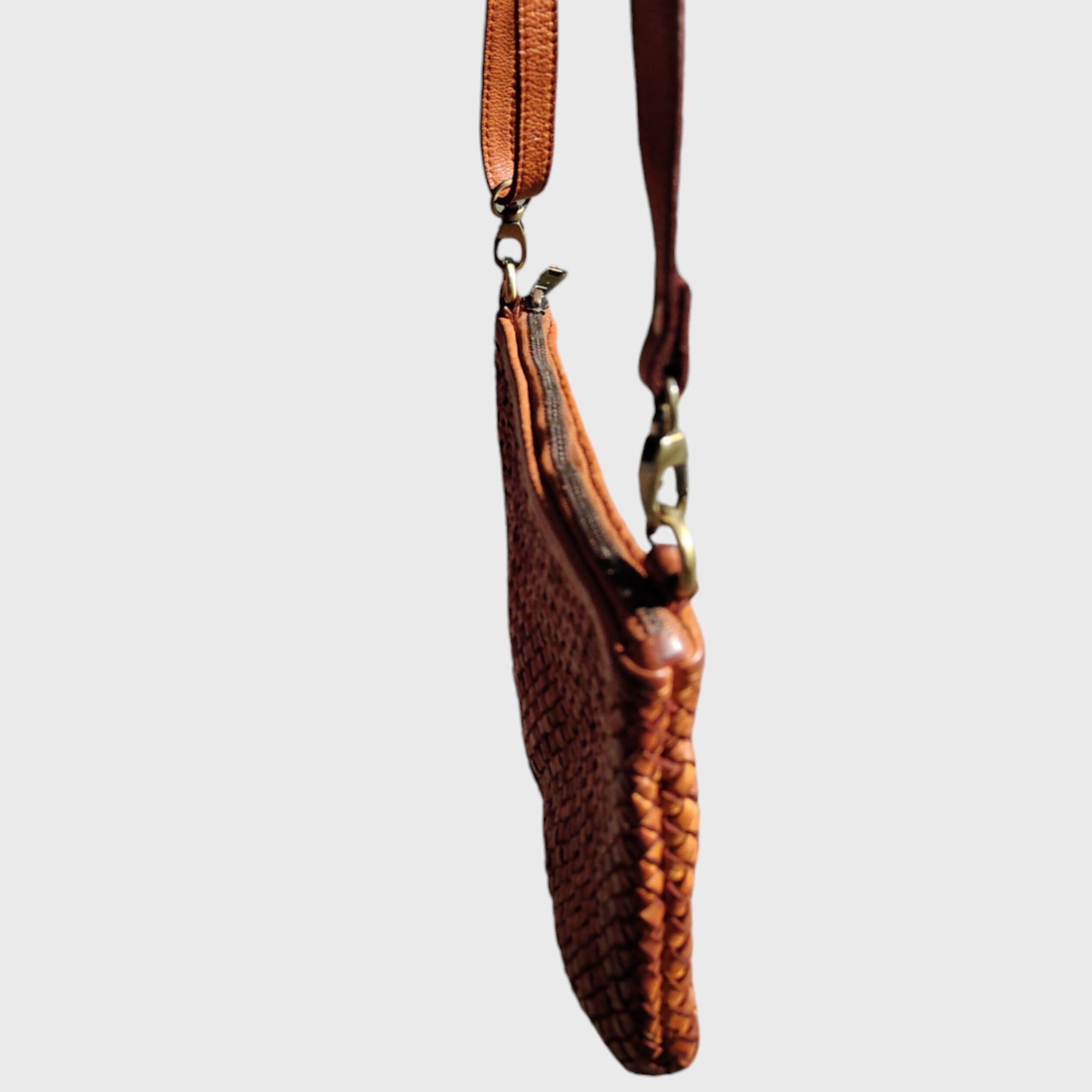 Pelletteria Pelle Nuda Milano, Artigianato italiano, vera pelle, borsa donna, tracolla intrecciata marrone