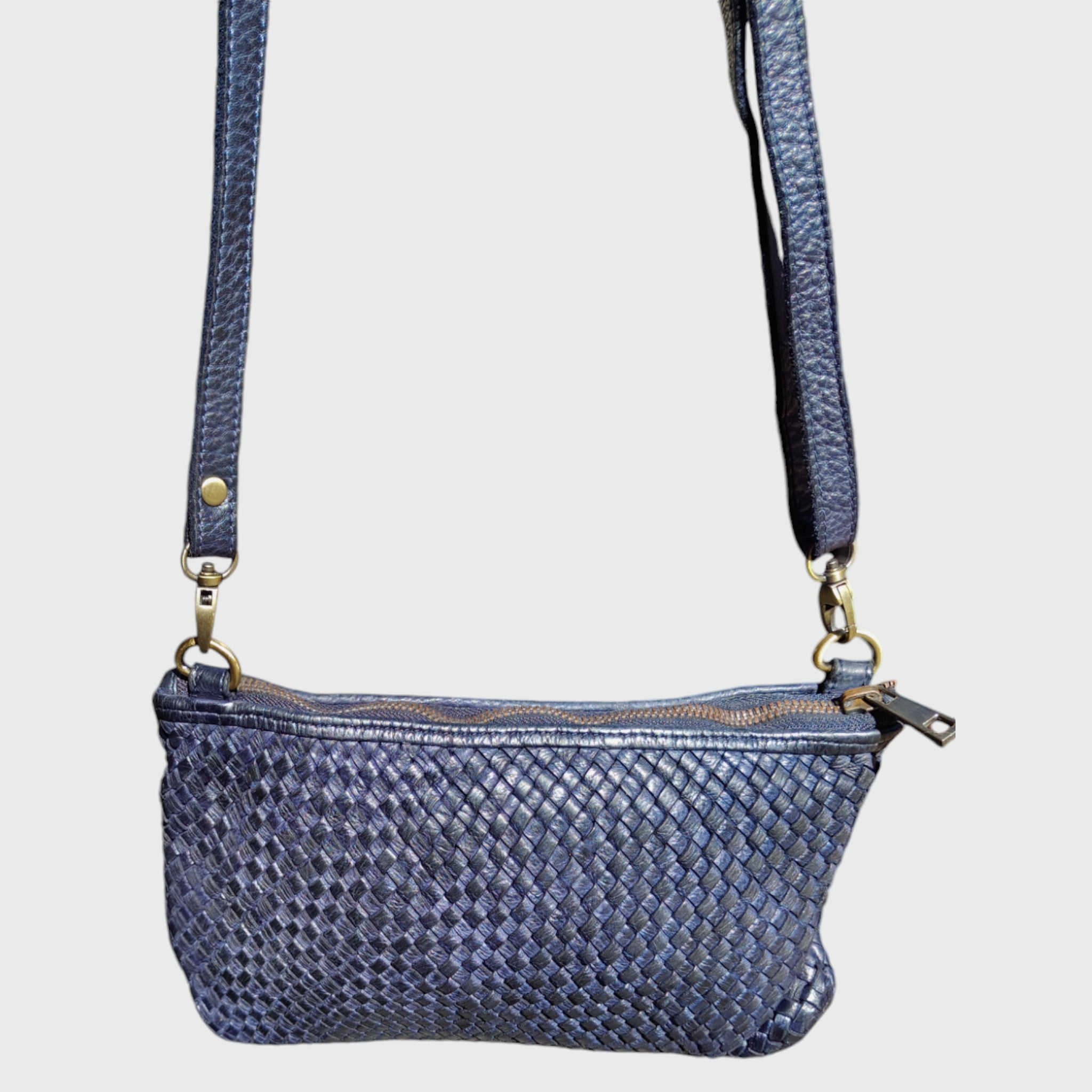 Pelletteria Pelle Nuda Milano, Artigianato italiano, vera pelle, borsa donna, tracolla intrecciata blu