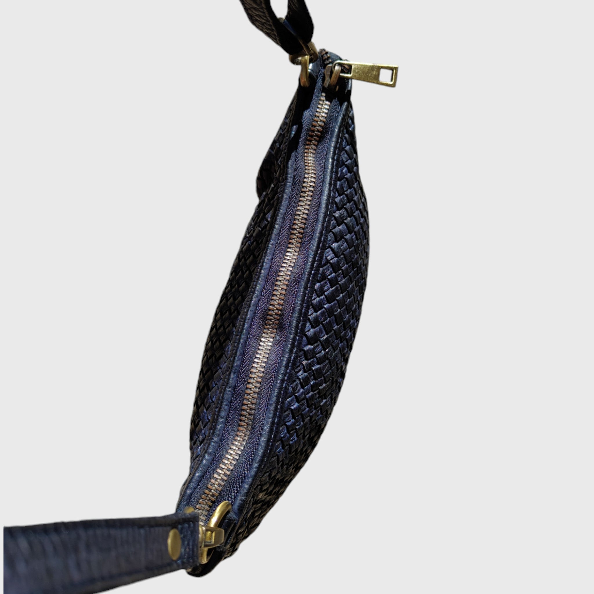 Pelletteria Pelle Nuda Milano, Artigianato italiano, vera pelle, borsa donna, tracolla intrecciata blu