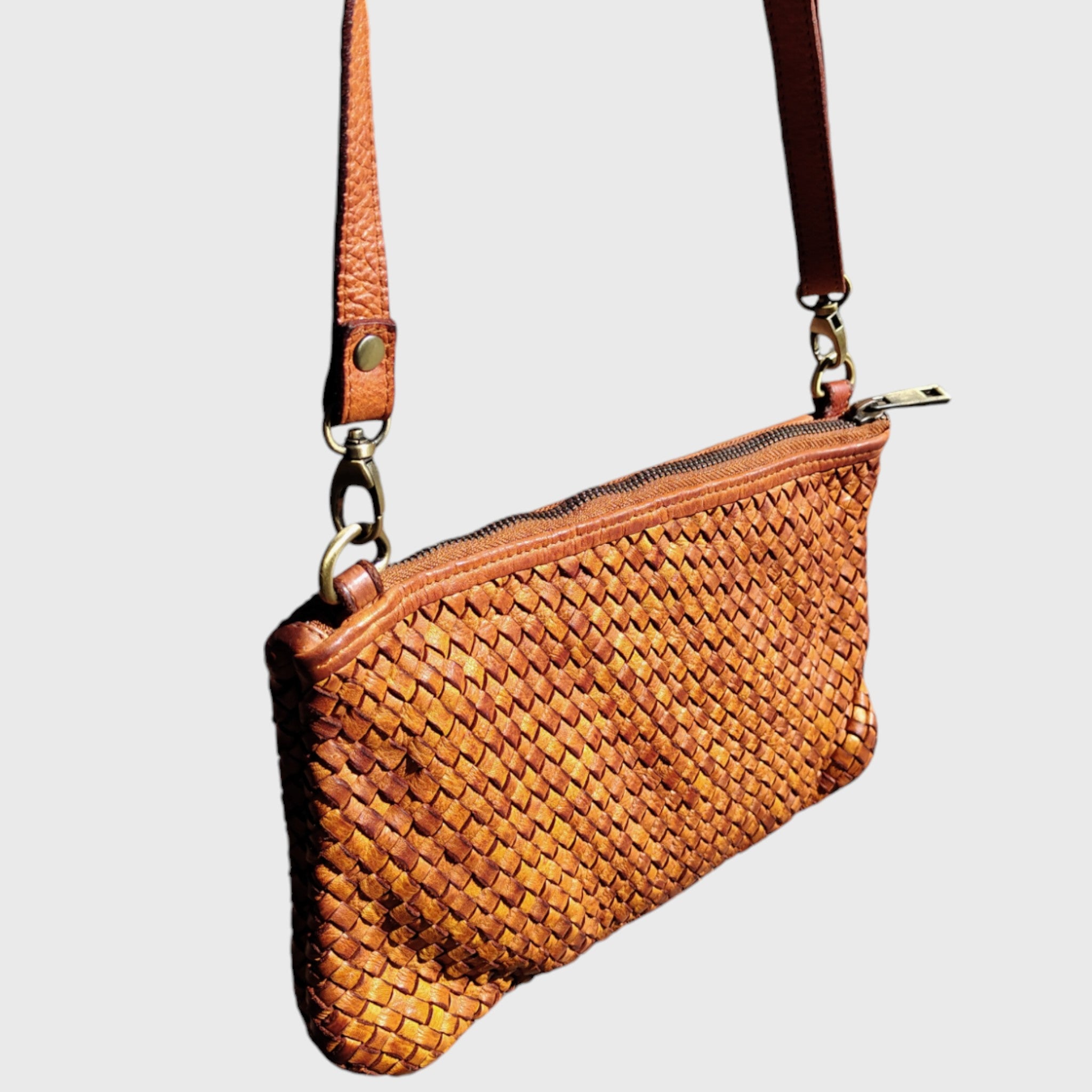 Pelletteria Pelle Nuda Milano, Artigianato italiano, vera pelle, borsa donna, tracolla intrecciata marrone
