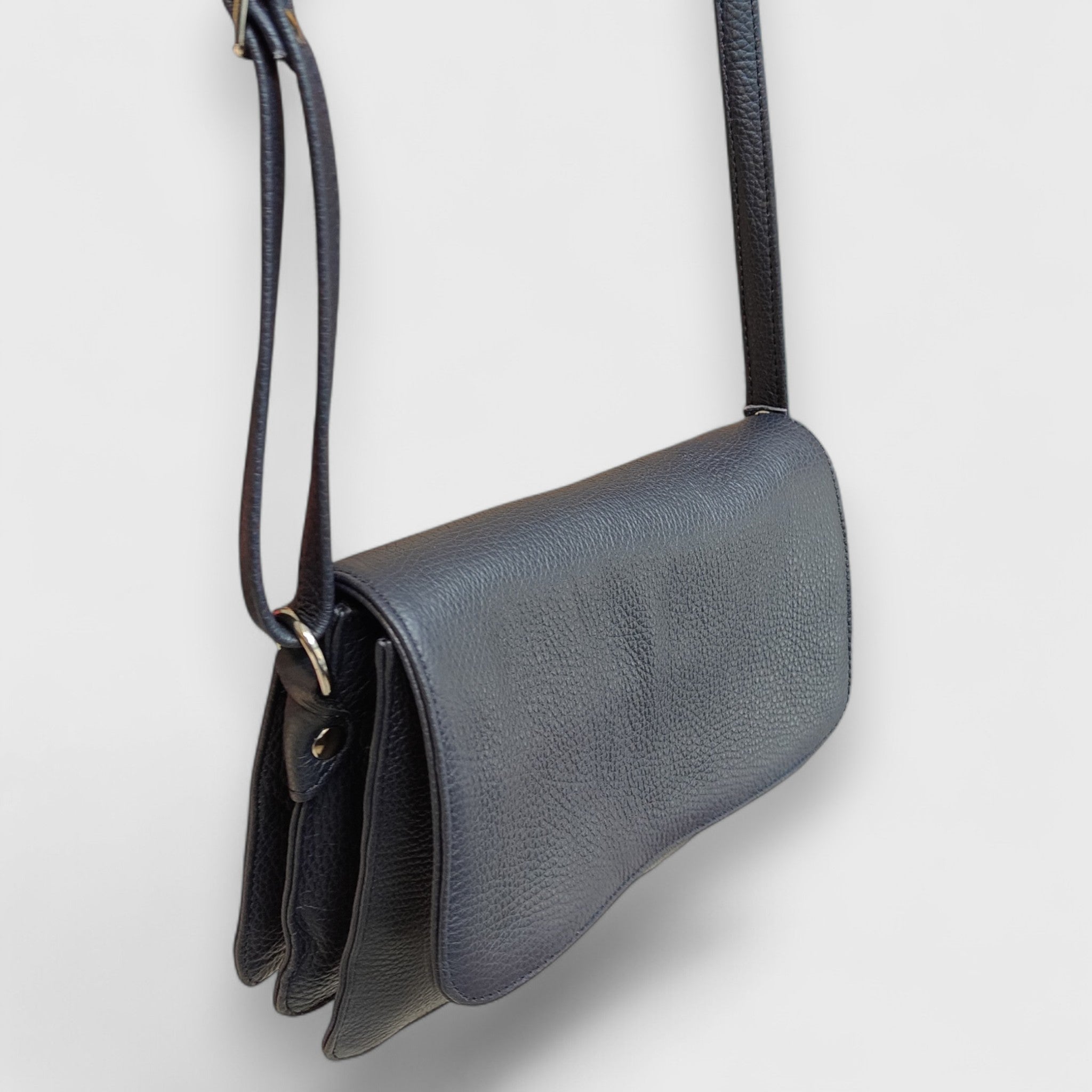 Pelletteria Pelle Nuda Milano, Artigianato Italiano, Vera Pelle, Negozio borse donna, Tre soffietti blu