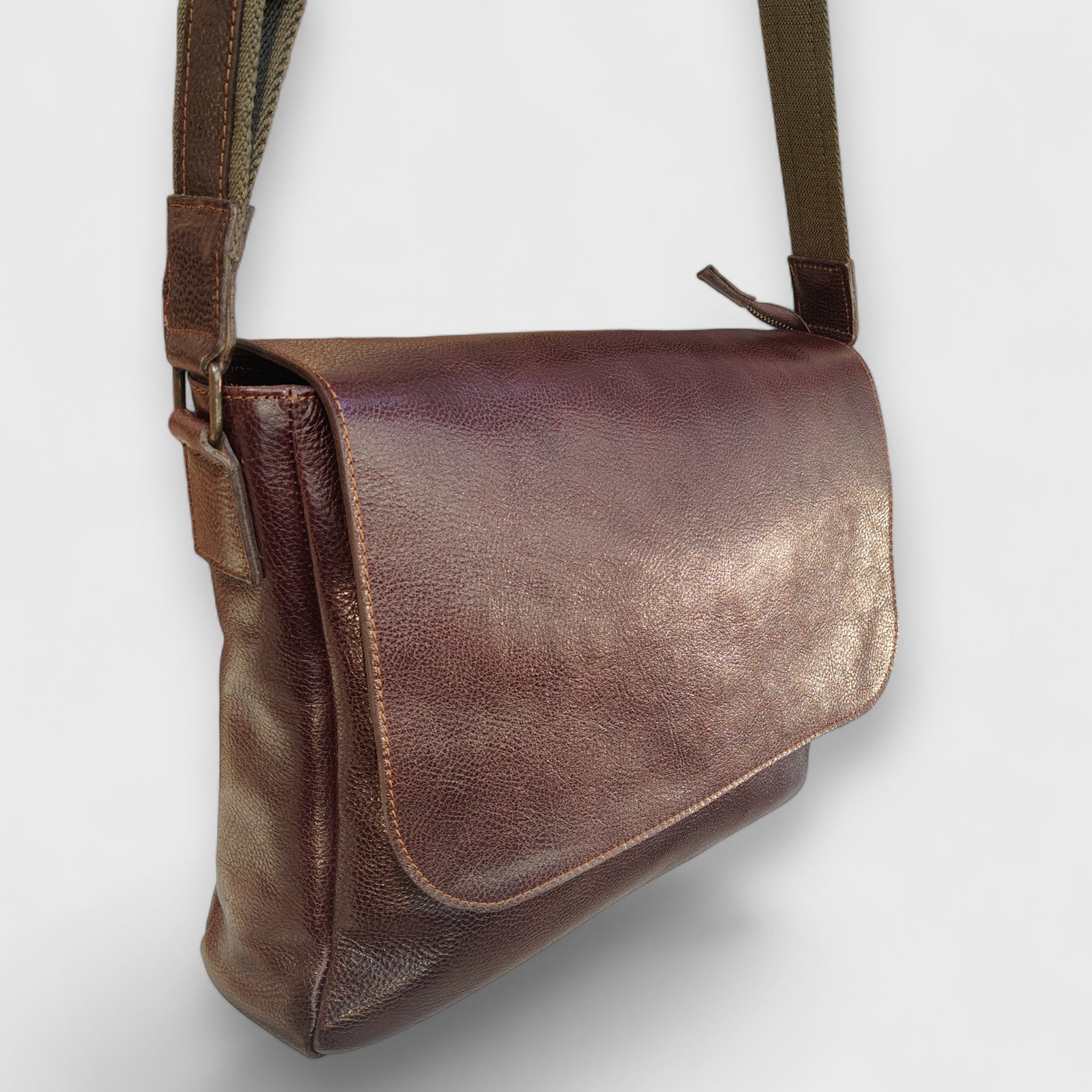 Pelle Nuda Milano, Artigianato Italiano, Vera Pelle, Negozio borse uomo donna, Maestro marrone