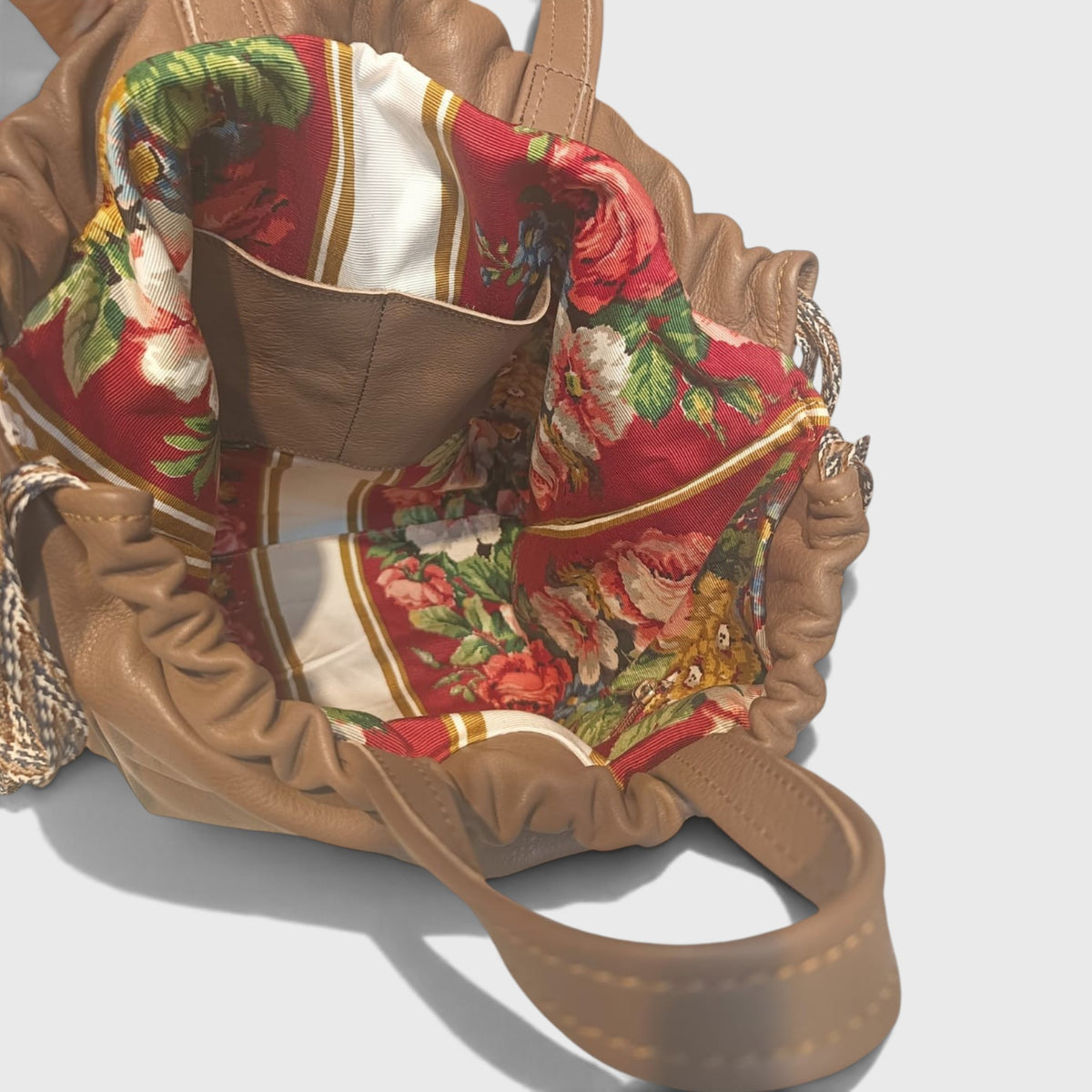 Pelletteria Pelle Nuda Milano, vera pelle italiana, Negozio borse donna, Sacca zaino marrone