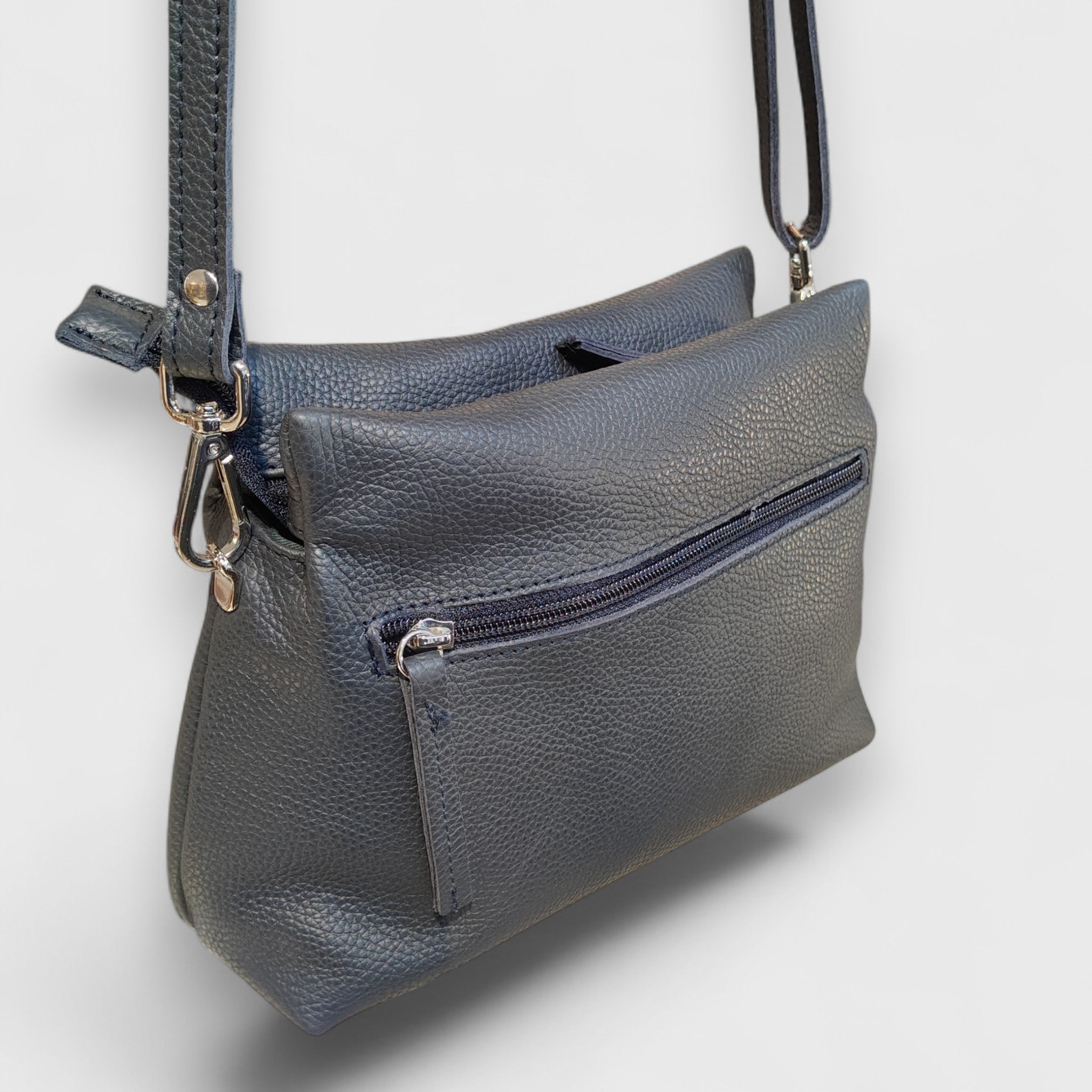 Pelletteria Pelle Nuda Milano, Artigianato italiano, Vera pelle, Negozio borse donna, Sbuffo blu