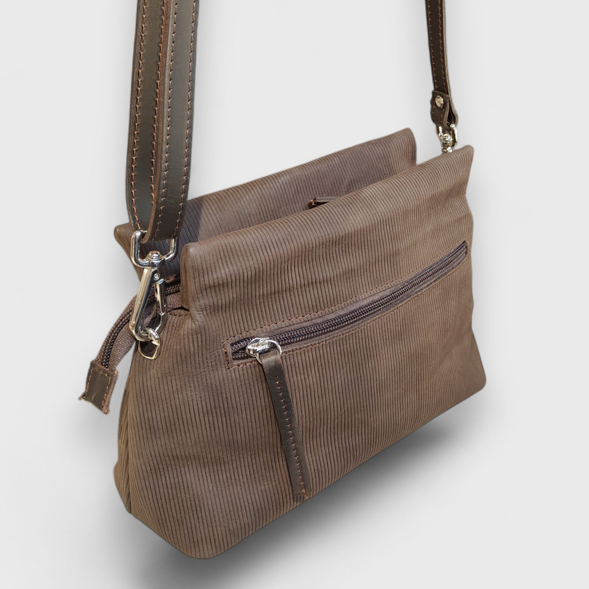 Pelletteria Pelle Nuda Milano, Artigianato italiano, Vera pelle, Negozio borse donna, Sbuffo marrone nabuk