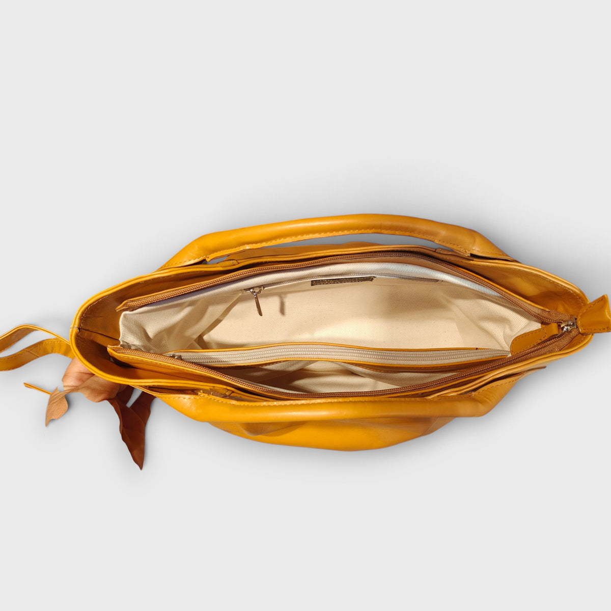 Pelletteria Pelle Nuda Milano, Vera pelle italiana, Negozio borse donna, Veronica miele