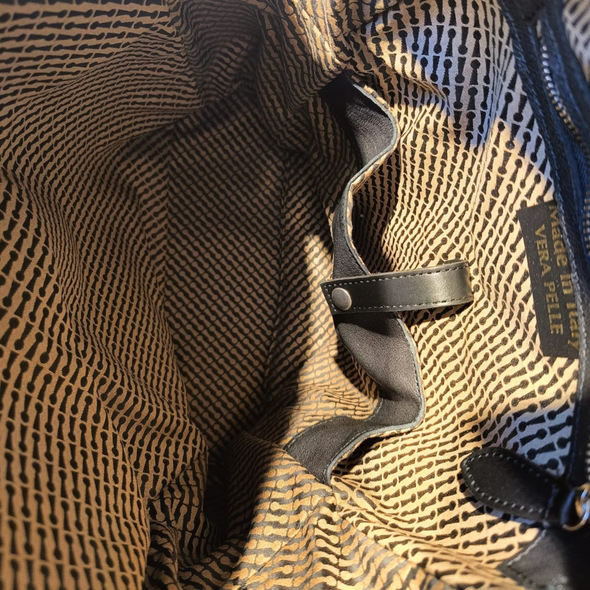 Pelletteria Pelle Nuda Milano, Vera pelle italiana, Negozio borse uomo, Zaino Venty nero